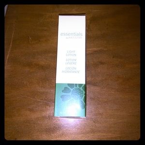Essentials by Artistry Light Lotion